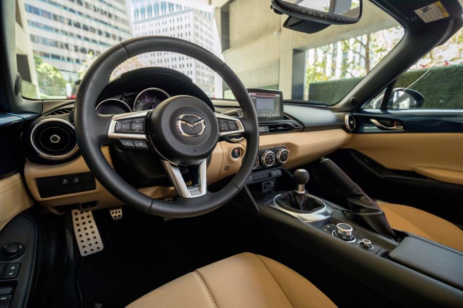 Интерьер Mazda MX-5 Miata (ND) 2016 года  (NA) (фото 15 из 40)